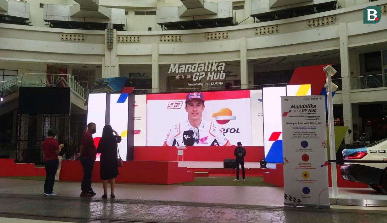 Kurang dari sebulan jelang dihelatnya Seri MotoGP Indonesia di Sirkuit Mandalika pada Maret depan, atmosfer balapan motor papan atas dunia ini mulai terasa di Jakarta. (Bola.com/Darojatun)