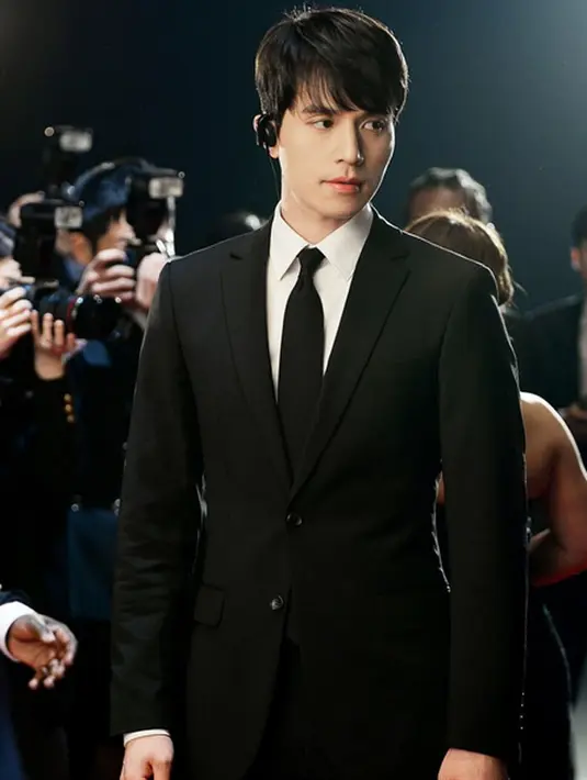 Serial drama ‘Goblin’ ini bercerita soal tokoh bernama Dokkaebi yang diperankan oleh Gong Yoo. Dimana tokoh tersebut ingin mengakhiri hidupnya dengan tenang. (Instagram/leedongwook_official)