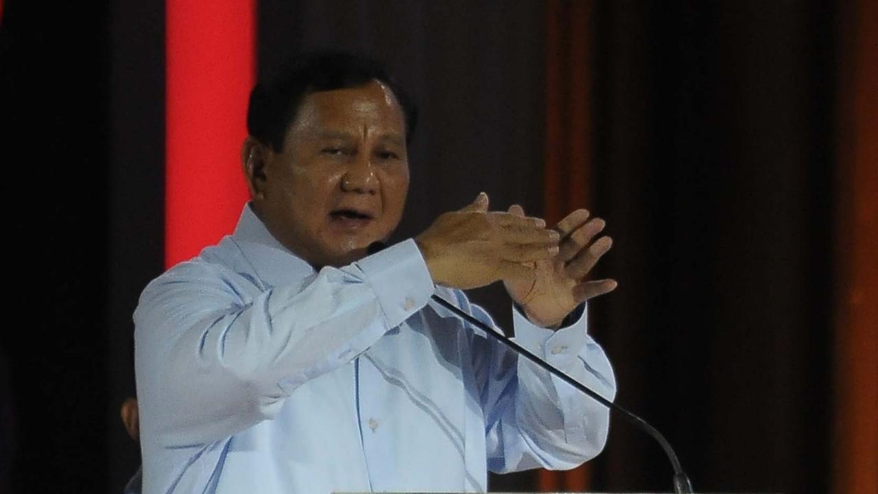 Sementara Prabowo telah lebih dulu bersalaman dengan Ganjar dan usai bersalaman, Prabowo langsung balik badan.