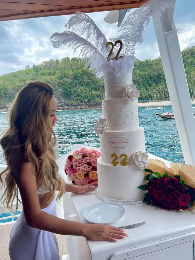 Rayakan Ultah di Atas Kapal, Ini 7 Momen Pesta Ulang Tahun Alyssa Spischak