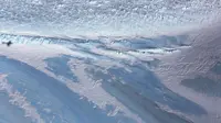Kondisi Es Biru di sepanjang punggung bukit di Semenanjung Antartika (31/10). Berbagai riset mengatakan fenomena ini disebabkan oleh aktivitas manusia, seperti emisi dari gas rumah kaca. (Mario Tama/Getty Images/AFP)