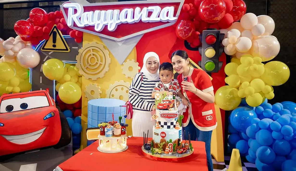 Penampilan Nagita Slavina makin terlihat menyala dengan sleek bun dan lipstik merah [@raffinagita1717]