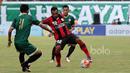 Nelson Alom mencoba melewati para pemain PSS Sleman pada partai pembuka  Piala Presiden 2017 di Stadion Maguwoharjo, Sleman, Sabtu (4/2/2017). (Bola.com/Nicklas Hanoatubun)