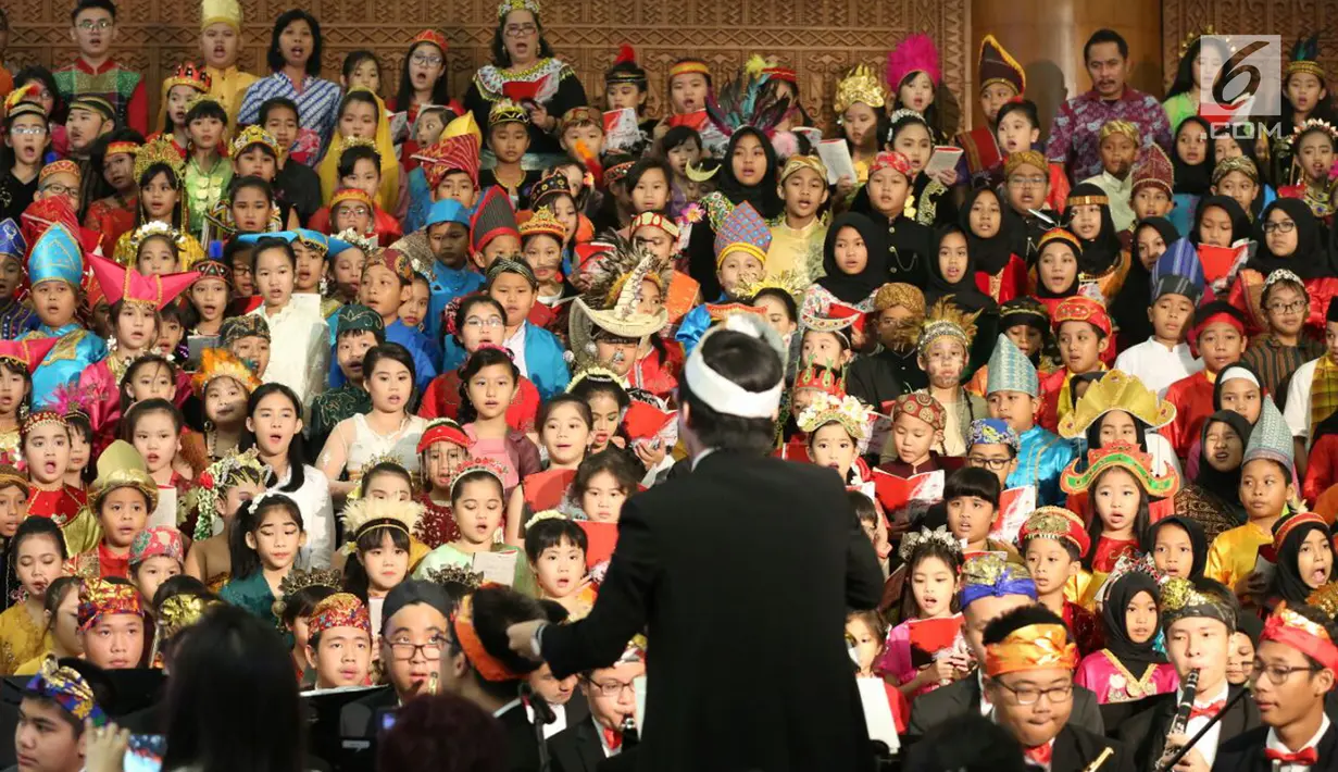 Sejumlah anak-anak mengenakan pakaian adat menyanyikan lagu Nasional saat mengikuti Festival Prestasi Indonesia di JCC Senayan, Jakarta (21/8). Acara ini diikuti oleh ratusan siswa dari sejumlah sekolah. (Liputan6.com/Johan Tallo)