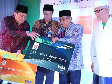 (Ki-ka) Sekjen PBNU Helmy Zaeni Faishal, Direktur Retail Banking Bank Mandiri Tardi, Ketua Umum PBNU Said Aqiel Sirodj dan Wakil Rais Aam NU saat peluncuran kartu anggota NU (Kartanu) di Jakarta Senin (27/6). (Liputan6.com/Angga Yuniar)  