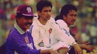 Almarhum HA Maschut, mantan Walikota Kediri periode 1999-2009 dan Ketua Umum Persik, saat mendampingi tim bersama sang menantu, Iwan Budianto dan pelatih Jaya Hartono. (Bola.com/Gatot Susetyo)