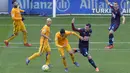 Pemain Eibar,  Sergi Enrich (2kanan) berebut bola dengan pemain Barcelona,  Sergio Busquets pada laga pekan ke-28 La Liga Spanyol 2015-2016 di Stadion Municipal de Ipurua, Minggu (6/3/2016) malam WIB. (REUTERS/Vincent West)