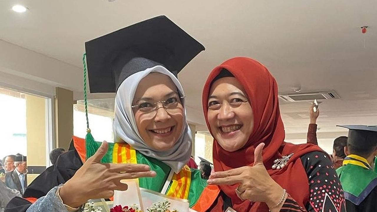Momen Bahagia Eksanti Akhirnya Raih Gelar Sarjana di Usia 52 Tahun, Tak Gentar Selesaikan Kuliah Meski Usia Tak Muda Lagi
