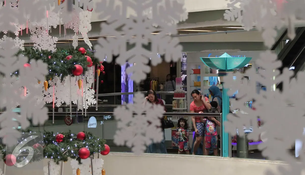 Pengunjung melintas di pohon natal raksasa di Mal Ciputra, Jakarta, Rabu (23/12). Jelang perayaan natal sejumlah mal di Jakarta mendekor mal bernuansa natal agar menjadi daya tarik. (Liputan6.com/Angga Yuniar)