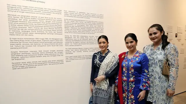 Pesona Annisa Pohan Berkebaya Biru Floral di Hari Kartini, Pancarkan Aura Kembang Desa yang Elegan