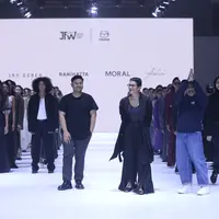 Intip di sini koleksi kolaborasi Mazda Indonesia dengan ASHA, Jan Sober, MORAL, dan Rani Hatta di panggung JFW 2025. (Foto: Fimela/Daniel Kampua).