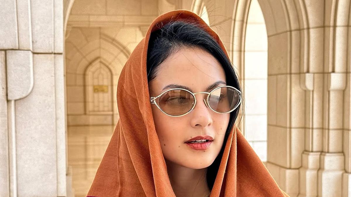 Pesona Cantik Clara Bernadeth Liburan di Oman, Tampil Menawan Sampai Dikira Lukisan