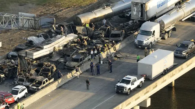 Kecelakaan tabrakan beruntun sekitar 158 kendaraan di Interstate 55 dekat New Orleans, Louisiana, Amerika Serikat (AS). (AP/Gerald Herbert)