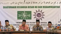 Ketua Umum PBNU KH. Said Aqil Siradj (ketiga kanan) dan Ketua Umum PP Muhammadiyah H. Haedar Nashir (kedua  kiri) memberi keterangan saat silaturahim keluarga besar NU dan Muhammadiyah di kantor PBNU, Jakarta, Jumat (23/3). (Liputan6.com/Herman Zakharia)