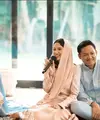 Sarah Menzel hadir dalam acara gender reveal kehamilan Aurel Hermansyah. Pada momen tersebut, kekasih Azriel Hermansyah itu tampil beda dan mencuri perhatian. Gadis kelahiran Bali tersebut bahkan bikin pangling. Berikut potret Sarah mengenakan kerudung. [Youtube/ AH]