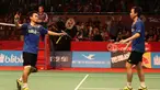 Ekspresi pebulutangkis ganda putra Indonesia, Mohammad Ahsan/Hendra Setiawan, sesaat setelah mengalahkan ganda Korea Selatan, Lee Yong Dae/Yoo Yeon Seong di Istora Gelora Bung Karno, Jakarta. Sabtu (15/8/2015). (Bola.com/Arief Bagus)