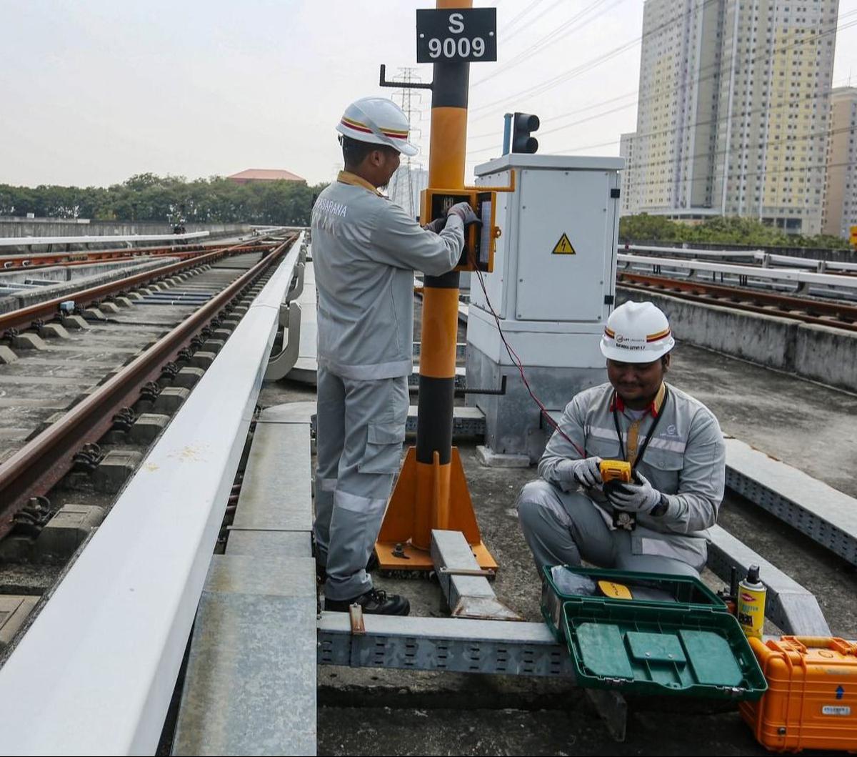 Pekerja melakukan pengecekan arus listrik pada jalur Light Rail Transit (LRT) Jakarta di Depo LRT Jakarta Pegangsaan Dua, Jakarta, Rabu (8/5/2024). Foto: Liputan6.com / Angga Yuniar<br>