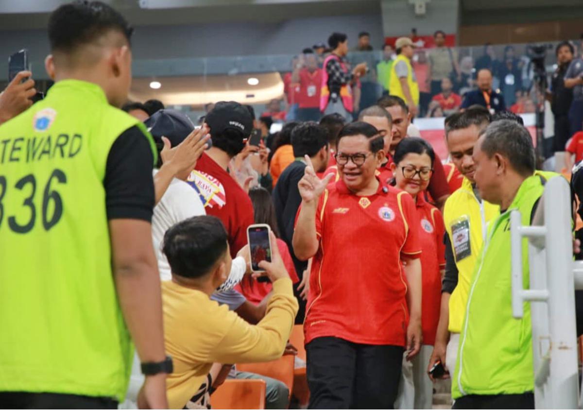 pramono resmikan jersei baru persija