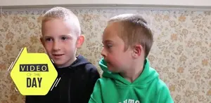 Sang Kakak Sangat Melindungi Adiknya yang Menderita Down Syndrome