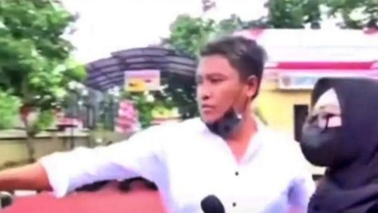 Oknum anggota Polsek Kembangan menyuruh salah satu jurnalis berbicara dengan pohon.