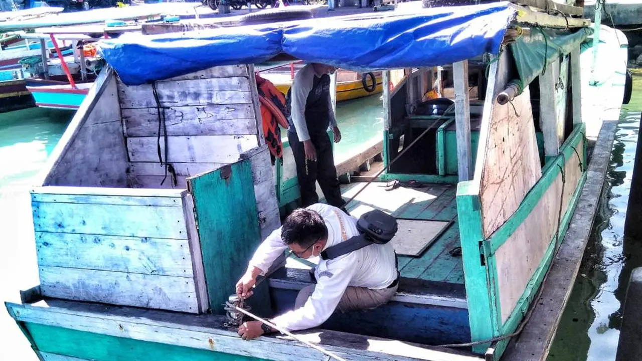 Pemeriksaan aspek kelaiklautan kapal dan sertifikatnya oleh tim Pasopati Kementerian Perhubungan