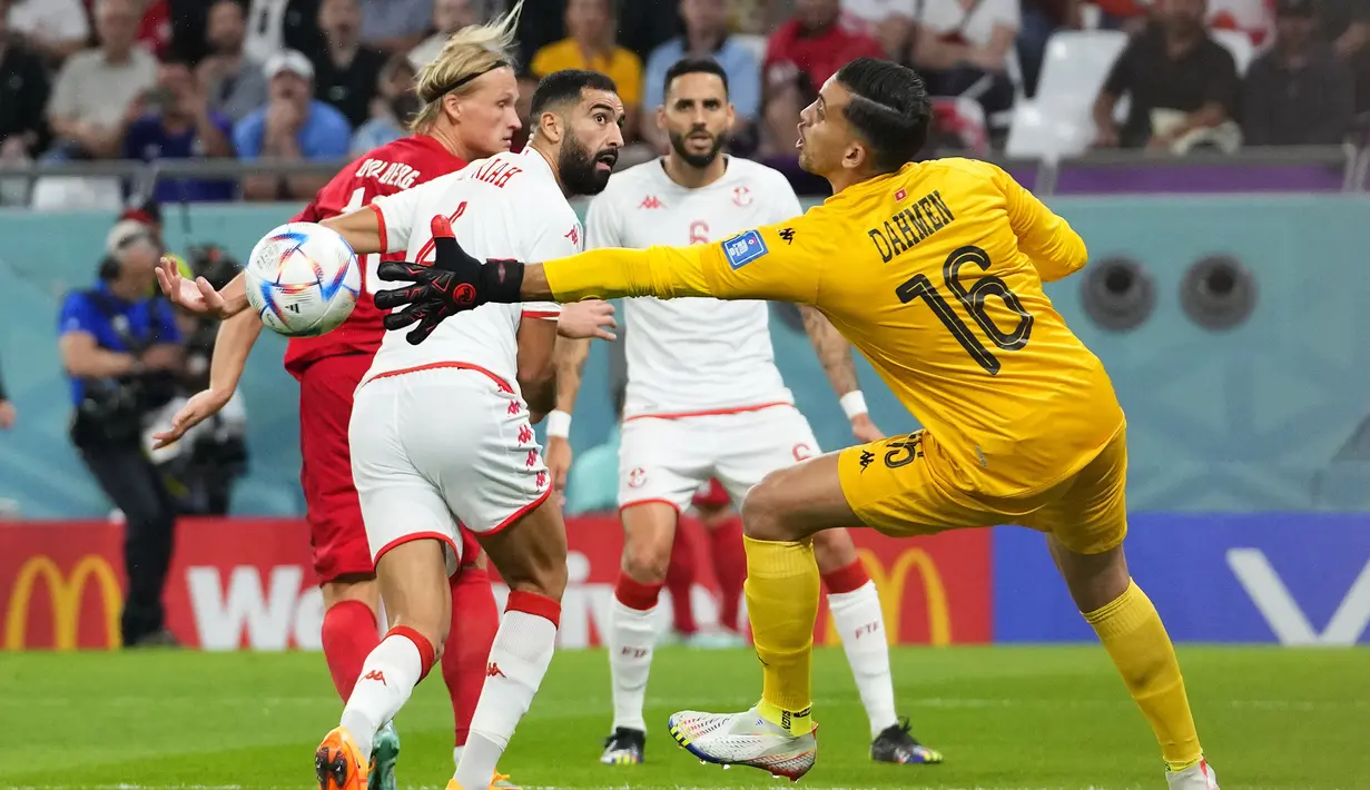 Tunisia beruntung memiliki Aymen Dahmen di posisi penjaga gawang. Beberapa kali ia mampu mementahkan peluang para pemain Denmark. Di antaranya peluang Christian Eriksen melalui sepakan dari luar kotak penalti pada pertengahan babak kedua yang masih mampu ditepis Aymmen Dahmen dan hanya menghasilkan sepak pojok. (AP/Petr David Josek)