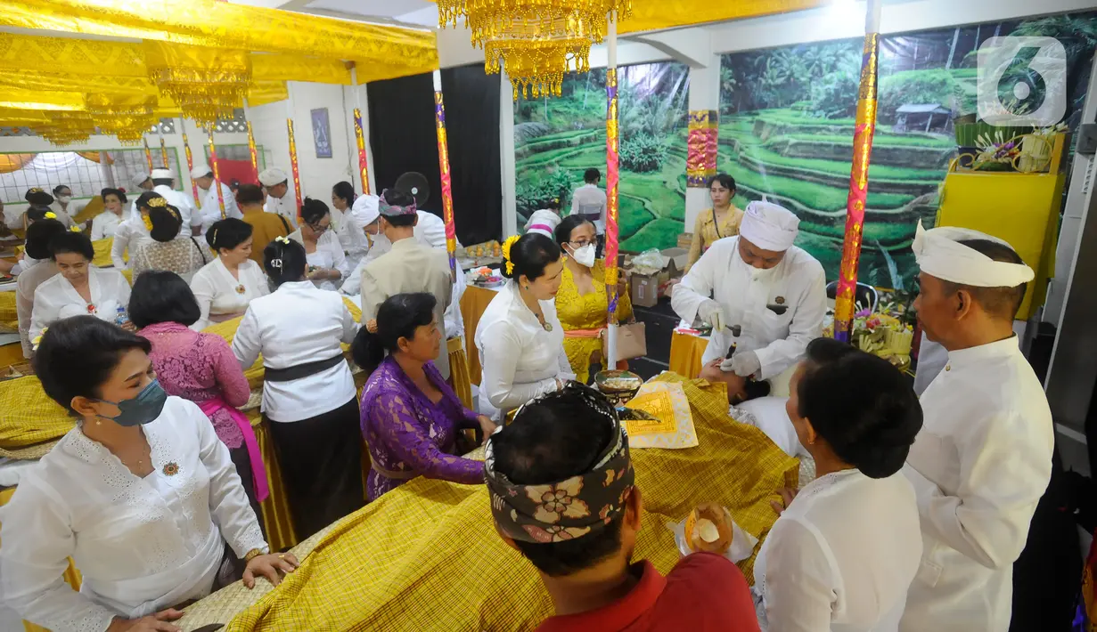 Upacara potong gigi yang dalam bahasa Bali disebut Mepandes itu diikuti lebih dari 70 umat Hindu Bali yang telah menginjak masa remaja atau dewasa. (merdeka.com/Arie Basuki)
