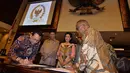 Plt Ketua KPK Taufiqurrahman Ruki (kanan) bersama Ketua DPD Irman Gusman (kedua kiri), menandatangani nota kesepahaman antar kedua lembaga terkait pemberantasan korupsi, Jakarta, Selasa (19/5/2015). (Liputan6.com/Andrian M Tunay)