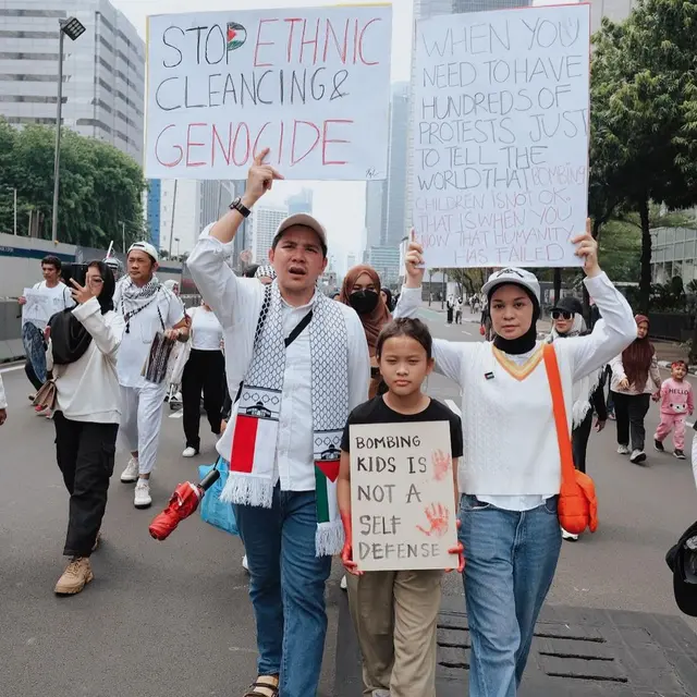 Potret 6 Pasangan Artis Ikut Aksi Bela Palestina di Monas, Kompak Pakai Atribut
