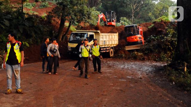 Longsor Akibat Gempa Tutup Jalan Utama Cipanas - Cianjur