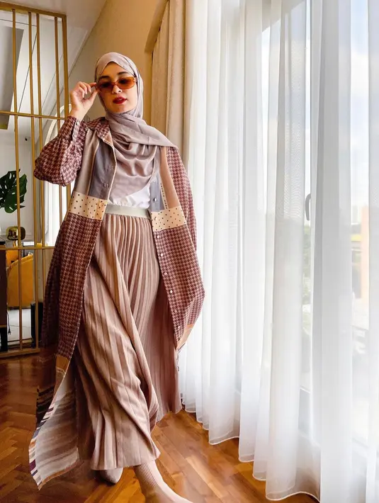 Kamu juga dapat memadu padankan kemeja gamis bermotif dan rok plisket dengan warna yang senada untuk outfit berbuka puasamu, lho. (instagram/shireensungkar)