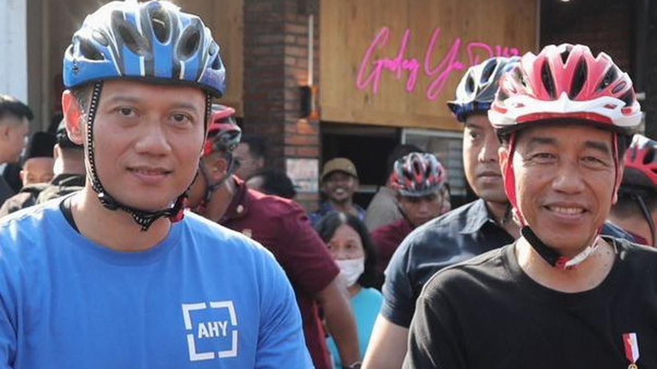 Keduanya lantas bersepeda bersama.&nbsp;Jokowi mengenakan kaos hitam lengan panjang dengan celana olahraga hitam.