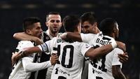 Para pemain Juventus merayakan gol yang dicetak Paulo Dybala ke gawang Cagliari. (AFP/Marco Bertorello)