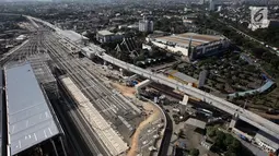 Penampakan proyek Depo MRT di kawasan Lebak Bulus, Jakarta Selatan, Selasa (9/1). Sejumlah rel kereta terlihat sudah tertata dengan rapi. (Liputan6.com/Arya Manggala)