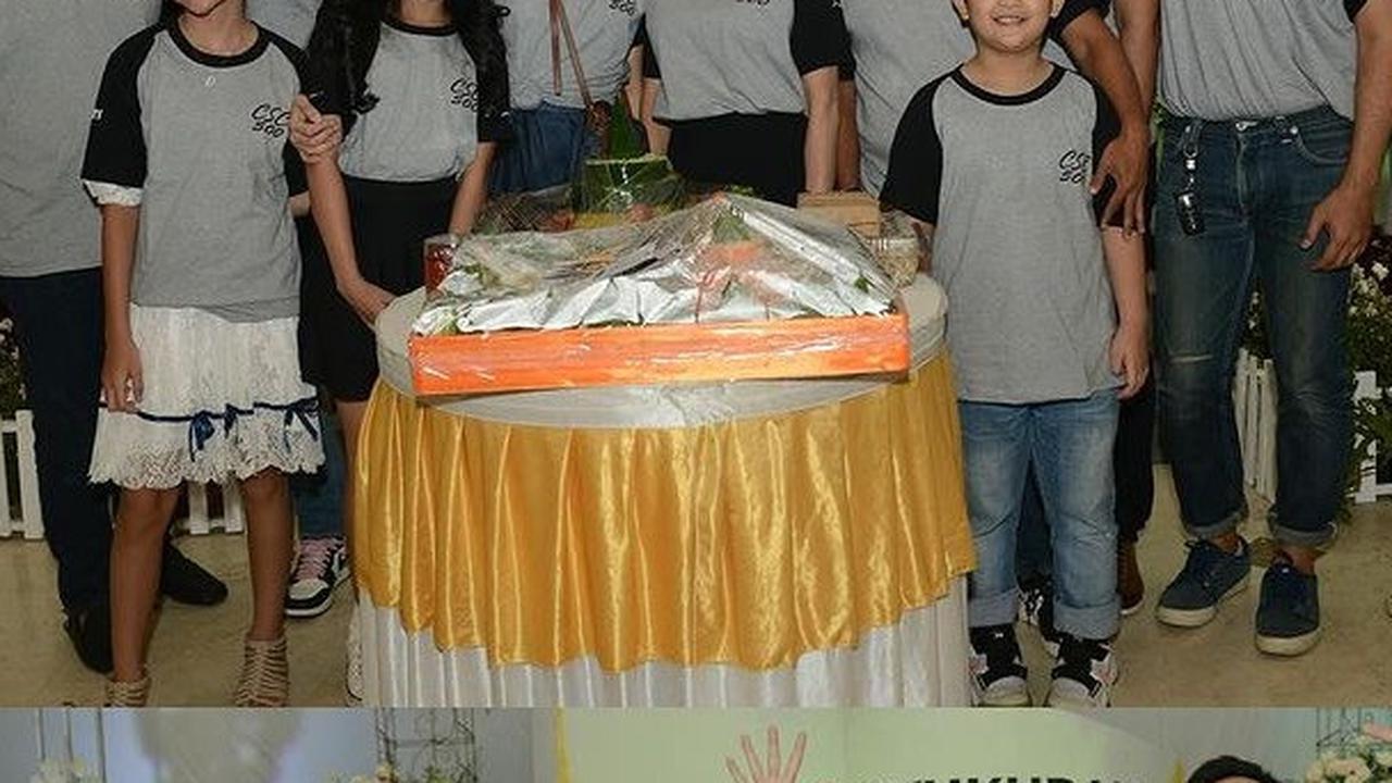 Ini potret acara syukuran 500 episode sinetron Cinta Setelah Cinta. Terlihat para pemain sinetron ini kompak mengenakan kaus yang sama.