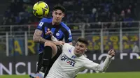 Pemain Inter Milan, Alessandro Bastoni, berebut bola dengan pemain Empoli, Nicolo Cambiaghi, pada laga Liga Italia di Stadion Giuseppe Meazza, Milan (23/1/2023). (AP Photo/Luca Bruno)