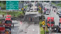 Kecelakaan pesawat jatuh Malaysia dan menabrak jalan di Selangor. 10 orang dilaporkan tewas.(Muhammad Lutfi / AFP)