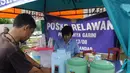 Seorang wartawan mengambil kopi yang disuguhkan oleh Posko Relawan, Pangkalan Bun Kalimantan Tengah, Kamis (8/1/2015). (Liputan6.com/Andrian M Tunay)