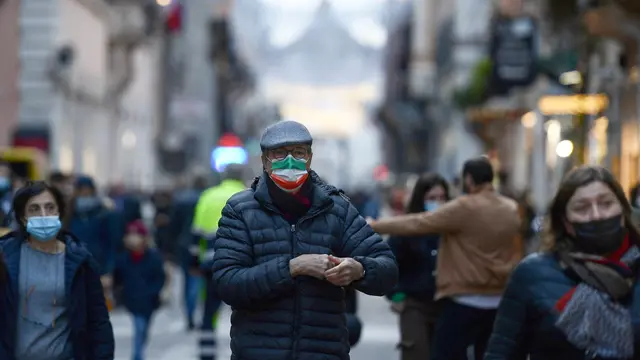 Italia Kembali Mewajibkan Penggunaan Masker di Luar Ruangan