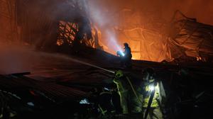 Gudang Terbakar Usai Serangan Drone Rusia di Kyiv