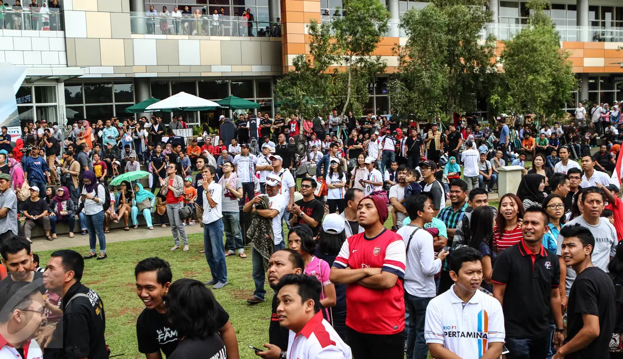 Sejumlah pengunjung memadati arena acara Nonton Bareng F1 GP Australia 2016 Pertamina di Mall Bintaro Xchange, Tangerang Selatan, Minggu (20/3). Acara tersebut terbuka untuk umum, termasuk fans Rio Haryanto. (Liputan6.com/Fery Pradolo)