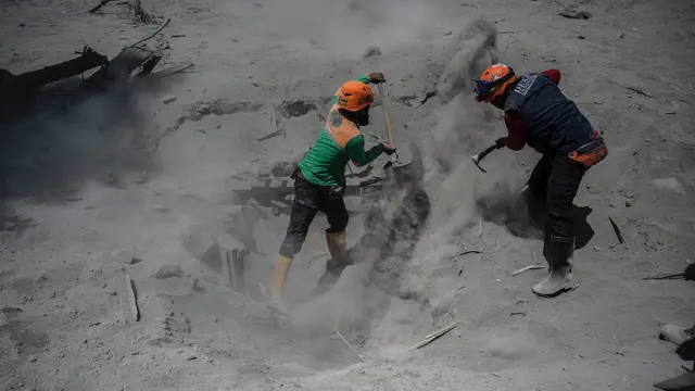 Perjuangan Tim Penyelamat Cari Korban Erupsi Gunung Semeru