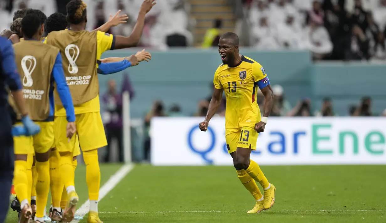 Penyerang Ekuador, Enner Valencia mencetak gol keduanya ke gawang Qatar pada pertandingan grup A Piala Dunia 2022 di Stadion Al Bayt di Al Khor, Qatar, Minggu (20/11/2022). Enner Valencia mencetak dua gol dipertandingan ini dan mengantar Ekuador menang atas Qatar 2-0. (AP Photo/Natacha Pisarenko)