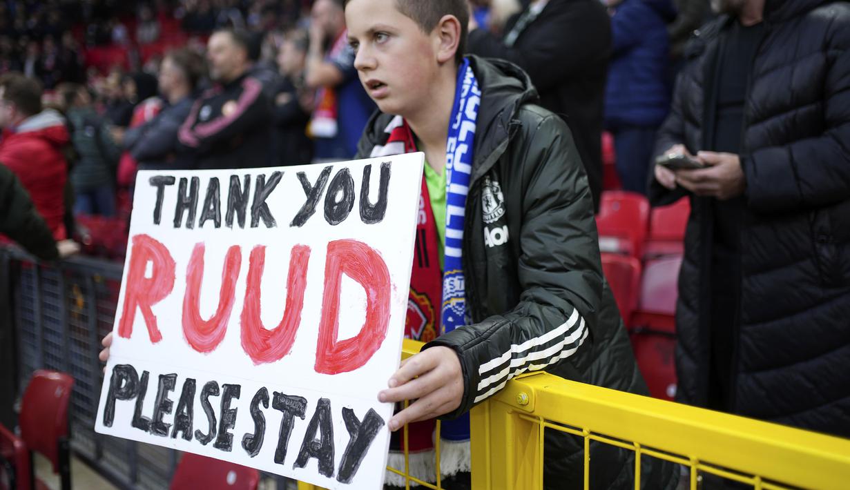 Seorang suporter membawa poster bertuliskan "terima kasih Ruud, tolong tetap tinggal" dalam laga lanjutan Liga Inggris 2024/2025 melawan Leicester City di Old Trafford, Manchester, Inggris, Minggu (10/11/2024). (AP Photo/Jon Super)