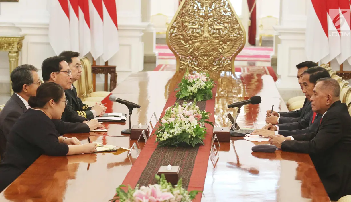 Suasana pertemuan Presiden Joko Widodo dan Menteri Pertahanan Korea Selatan Song Young-moo di Istana Merdeka, Jakarta, Rabu (31/1) . Pertemuan tersebut membahas kerjasama dalam pertahanan kedua negara. (Liputan6.com/Angga Yuniar)