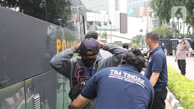 Petugas kepolisian mengamankan sejumlah oknum