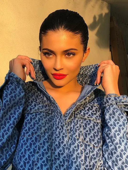 "Sungguh gila karena dia berusia 20 hampir 21 dan untuk berada dalam ranking dan mereka bisa memilih siapa saja dalam cover, sangat mengejutkan! Aku sangat bangga!" akunya. (instagram/kyliejenner)