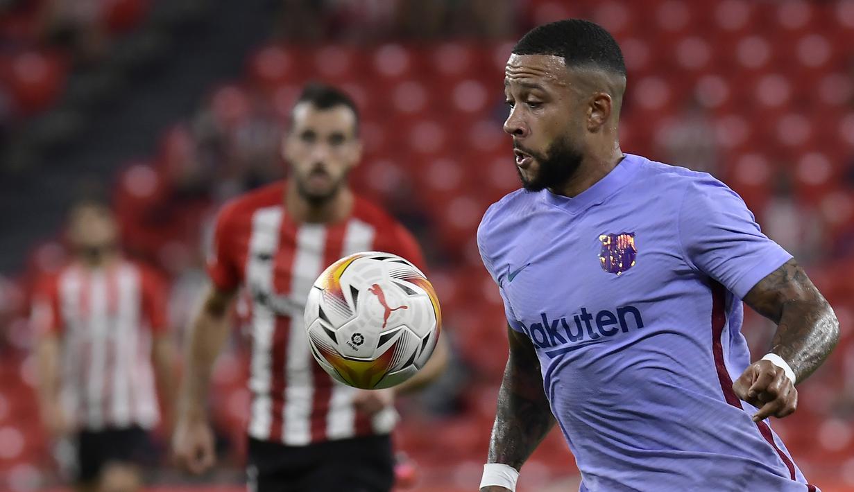 Usai itu, gantian Athletic Bilbao yang memiliki beberapa peluang, namun masih belum membuahkan gol. Barcelona kembali mendapat peluang pada menit ke-21 melaui tendangan bebas Memphis Depay. Sayang, tendangannya masih bisa diamankan kiper Athletic Bilbao. (Foto: AP/Alvaro Barrientos)