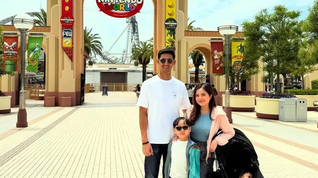 Gaya Sporty Feminin Taya Farasya Liburan Bareng Dua Toddler di Jepang, Tampil Kece dengan Tas Chanel