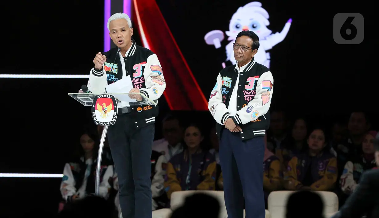 Calon Presiden dan Calon Wakil Presiden nomor urut 3 Ganjar Pranowo (kiri) dan Mahfud MD saat memberi pernyataan penutup Debat Kelima Pilpres 2024 di Jakarta Convention Center (JCC), Jakarta, Minggu (4/2/2024). (Liputan6.com/Angga Yuniar)